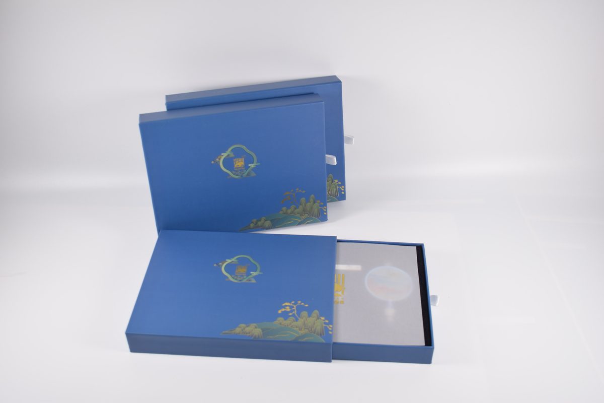 Luxury rigid gift boxes with magnetic closure